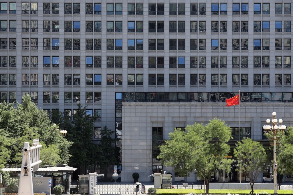 A Chinese flag flutters at the Chinese Ministry of Commerce building in Beijing, China June 4, 2025. REUTERS