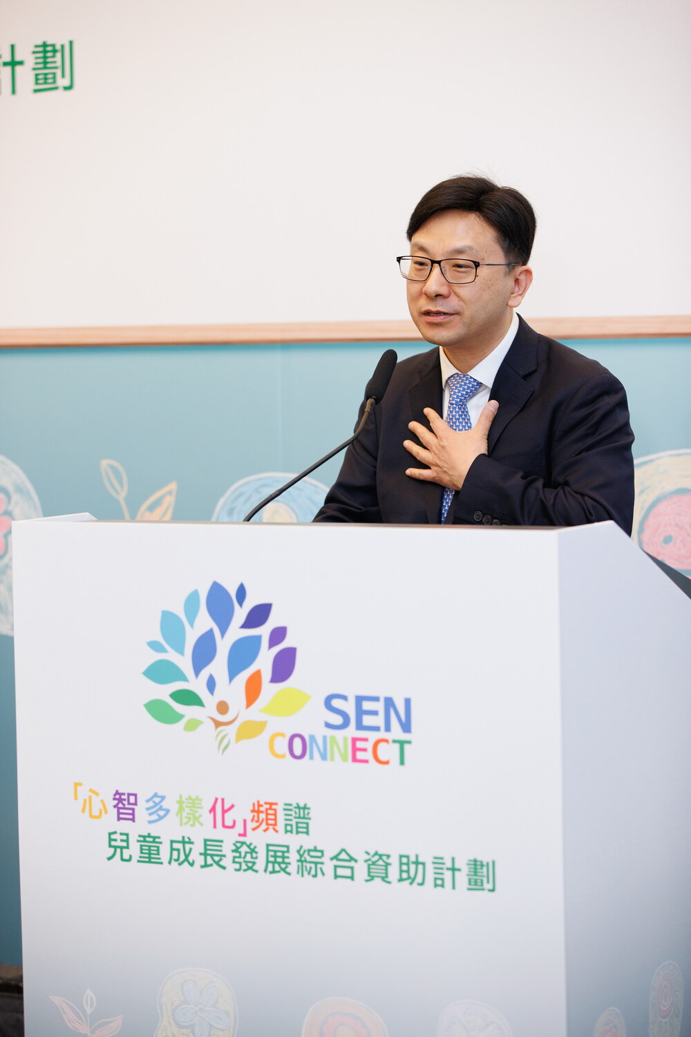 Mr Chris Sun, Secretary for Labour and Welfare, as officiating guest for the launch event.