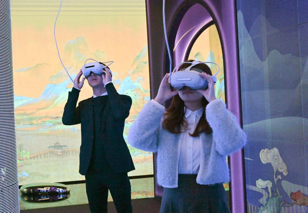 The exhibition uses virtual reality (VR) to bring to life the construction and painting process of the four Corner Towers of the Forbidden City.