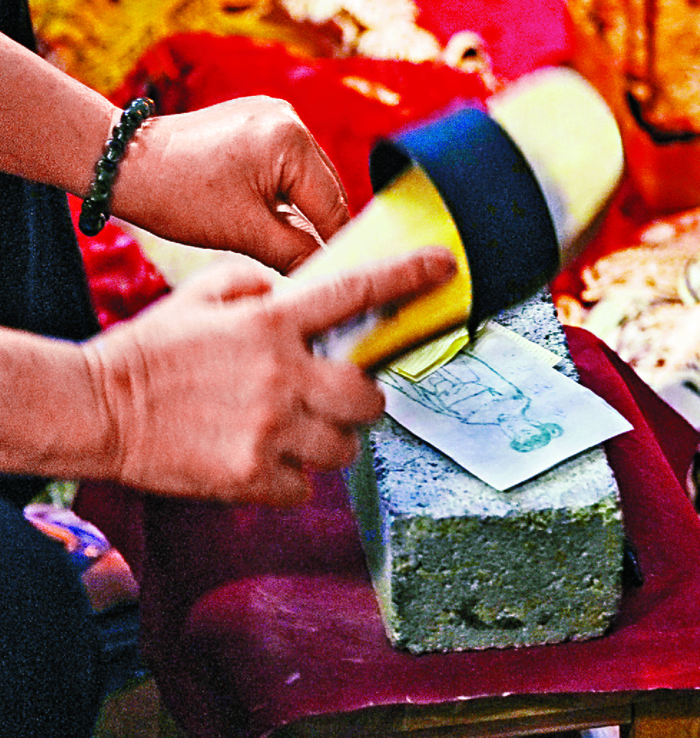 The wait in the queue was more than two hours for locals and tourists, who also wished for good health and peace. SING TAO