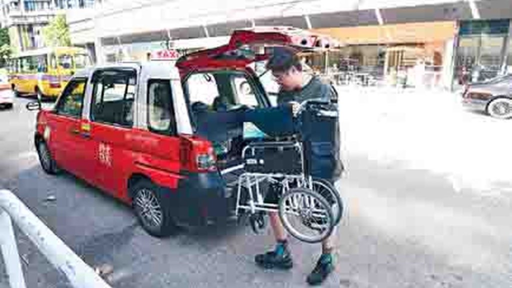 Wong never hesitates to help passengers, such as assisting wheelchair users on the road through actively helping them load and unload their wheelchairs. Wong never hesitates to help passengers, such as assisting wheelchair users on the road through actively helping them load and unload their wheelchairs.