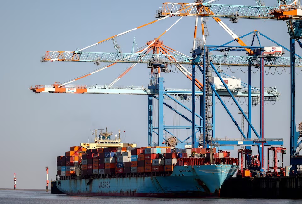  The container ship Maersk Iowa sits moored at a terminal wharf in Bremerhaven, Germany, August 13, 2025. REUTERS/Leon Kuegeler/File Photo