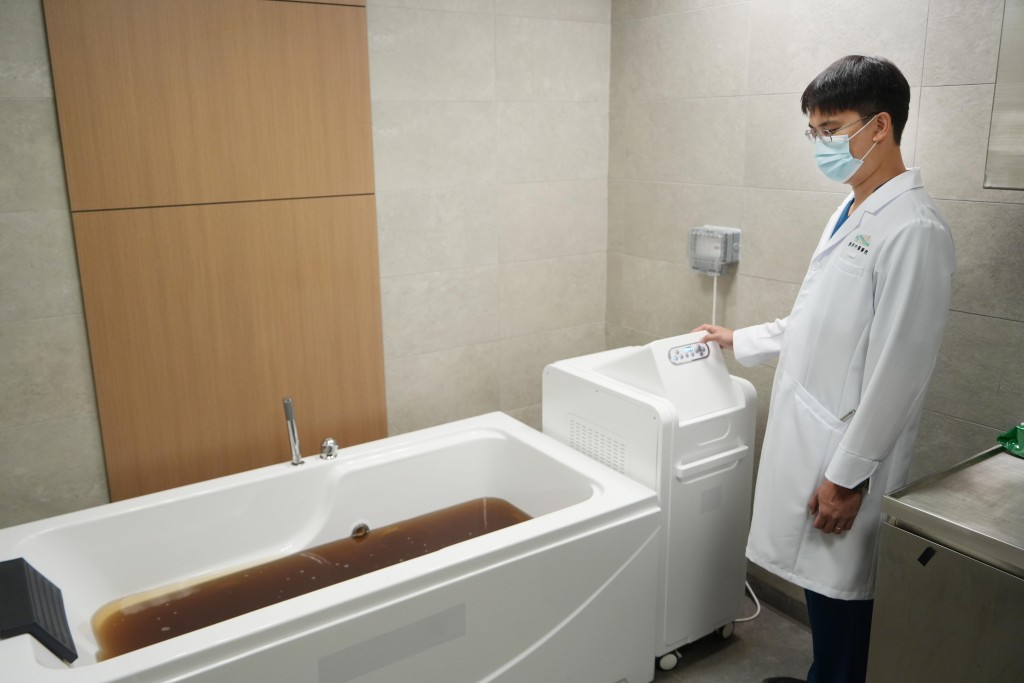 Patients can also receive herbal bath. 