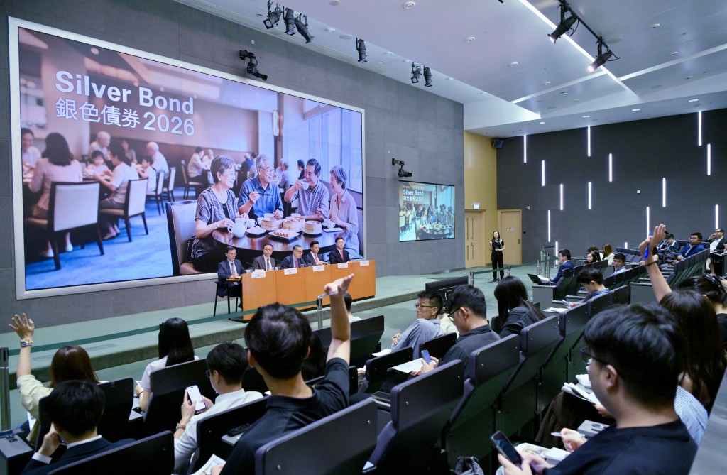 A press conference on the launch of Silver Bond hosted by (from left) Principal Assistant Secretary (Project Capability and Strategy), Development Bureau, Frankie Fung; Deputy Chief Executive of the Hong Kong Monetary Authority, Darryl Chan; Secretary for Financial Services and the Treasury, Christopher Hui; Head of Markets and Securities Services, Hong Kong of the Hongkong and Shanghai Banking Corporation, Cheuk Wong; and Arnold Chow.