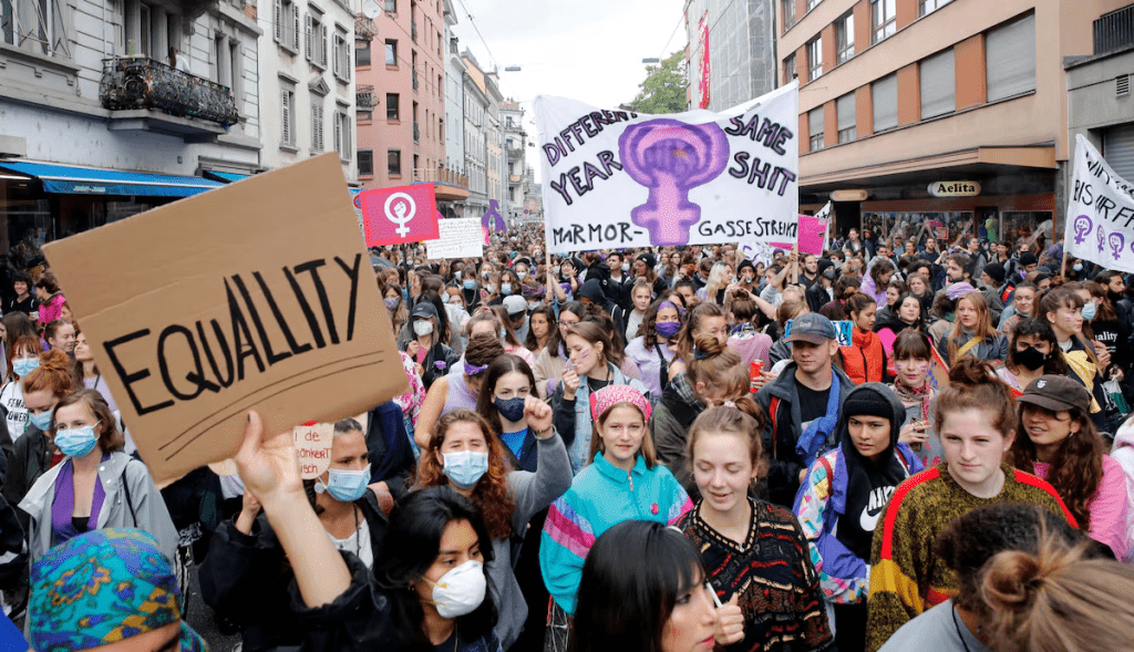 Swiss women march to demand more equality and the end of violence against women during a demonstration, amid the coronavirus disease (COVID-19) outbreak, in Zurich, Switzerland June 14, 2020. REUTERS/Arnd WIegmann