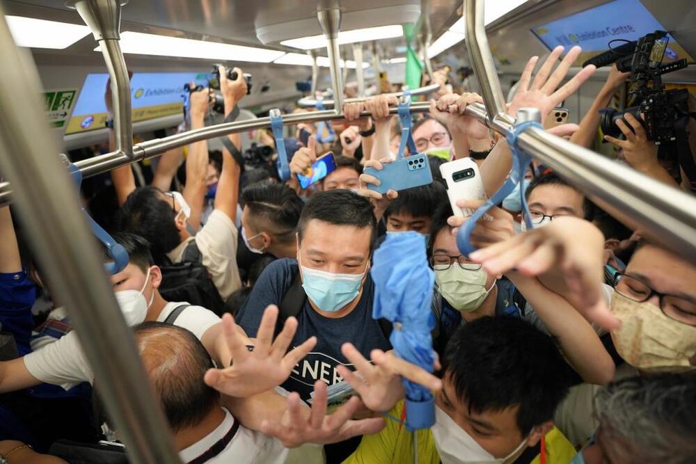 More than 2,000 citizens got on the first special train of the East Rail Line cross-harbor extension. More than 2,000 citizens got on the first special train of the East Rail Line cross-harbor extension.