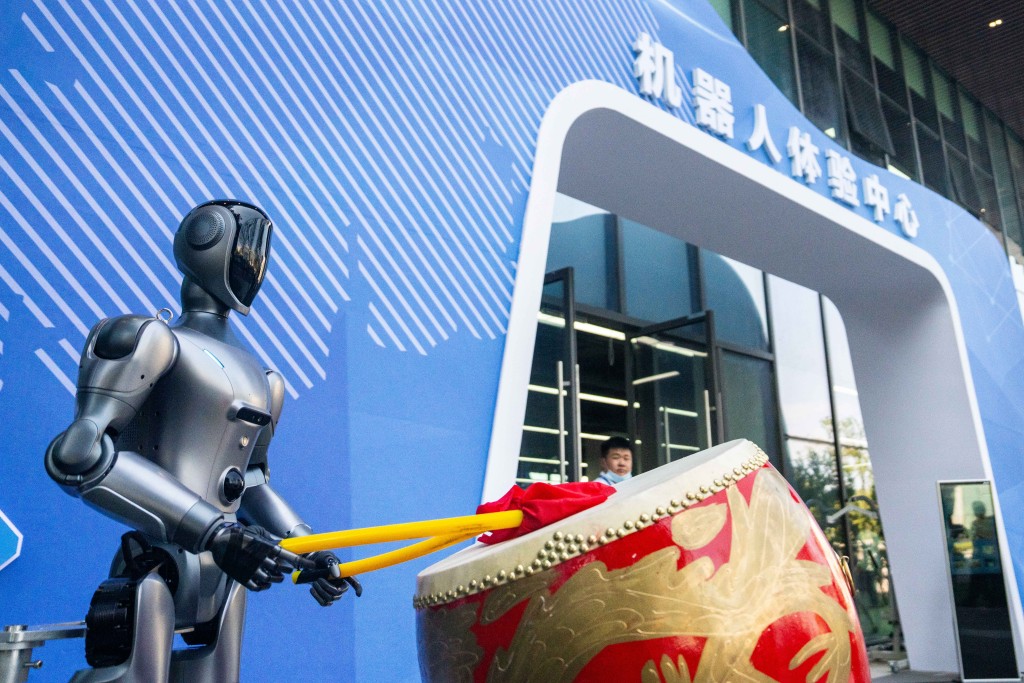 (xinhua) Hong Kong will adpot a a dual approach of "strengthening infrastructure and promoting an application-oriented approach"