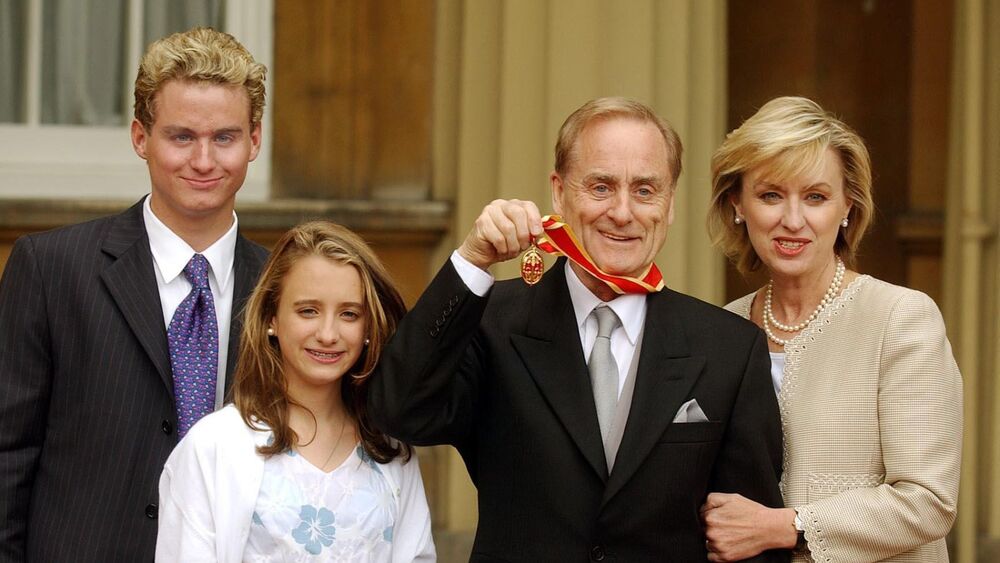 Harold Evans was knighted for his services to journalism in Britain. Harold Evans was knighted for his services to journalism in Britain.