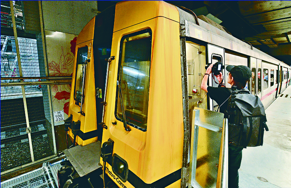 Station Rail Voyage exhibition opens on April 27. Below: Lam Sai-hung and Rex Auyeung check out what are on display. SING TAO