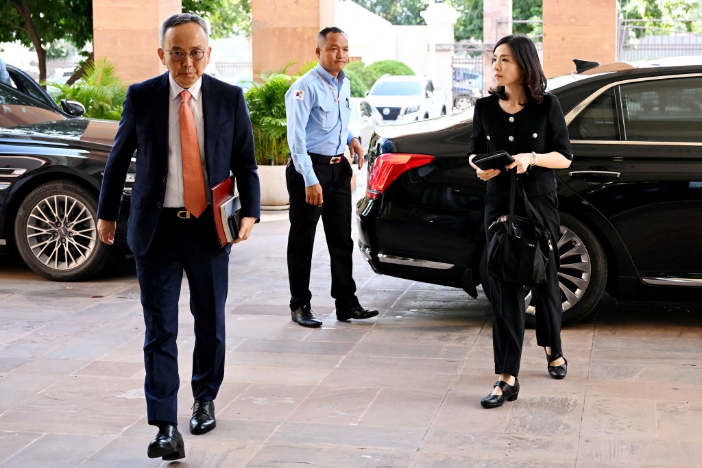 South Korea's Second Vice Foreign Minister Kim Jin-a (R) arrives for a meeting at the Ministry of Foreign Affairs and International Cooperation building in Phnom Penh on October 17, 2025.  Photo by TANG CHHIN SOTHY / AFP