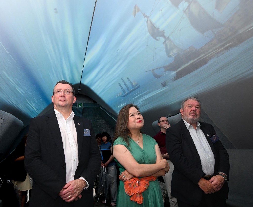 HKSAR Government Secretary for Culture, Sports and Tourism Rosanna Law (centre), Club Steward Nicholas Hunsworth (right), Club Steward Andrew Weir (left) join a guided tour to learn more about the plaza’s design concept.