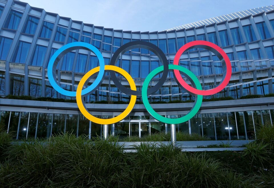  The Olympic rings are pictured in front of the International Olympic Committee (IOC) headquarters during the coronavirus disease (COVID-19) outbreak in Lausanne, Switzerland, January 26, 2021. REUTERS/Denis Balibouse 