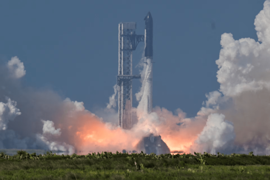 A SpaceX Super Heavy booster carrying the Starship spacecraft lifts off on its 12th test flight at Starbase, Texas, U.S., May 22, 2026. REUTERS/Steve Nesius