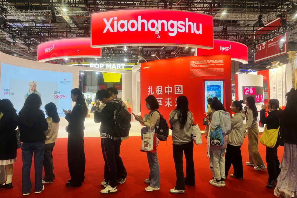 Visitors line up near the booth for Xiaohongshu app at the China International Import Expo (CIIE) in Shanghai, China November 6, 2024. REUTERS/Casey Hall