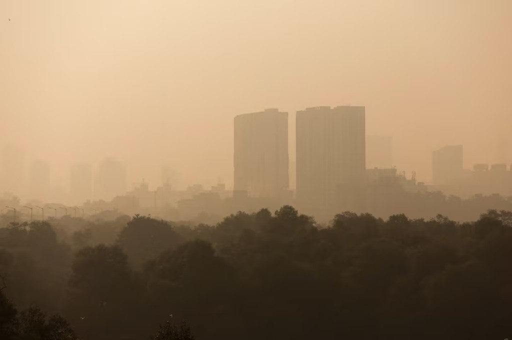 Smog shroud Building as air pollution persists in Mumbai, India, November 27, 2025. (REUTERS/Francis Mascarenhas)