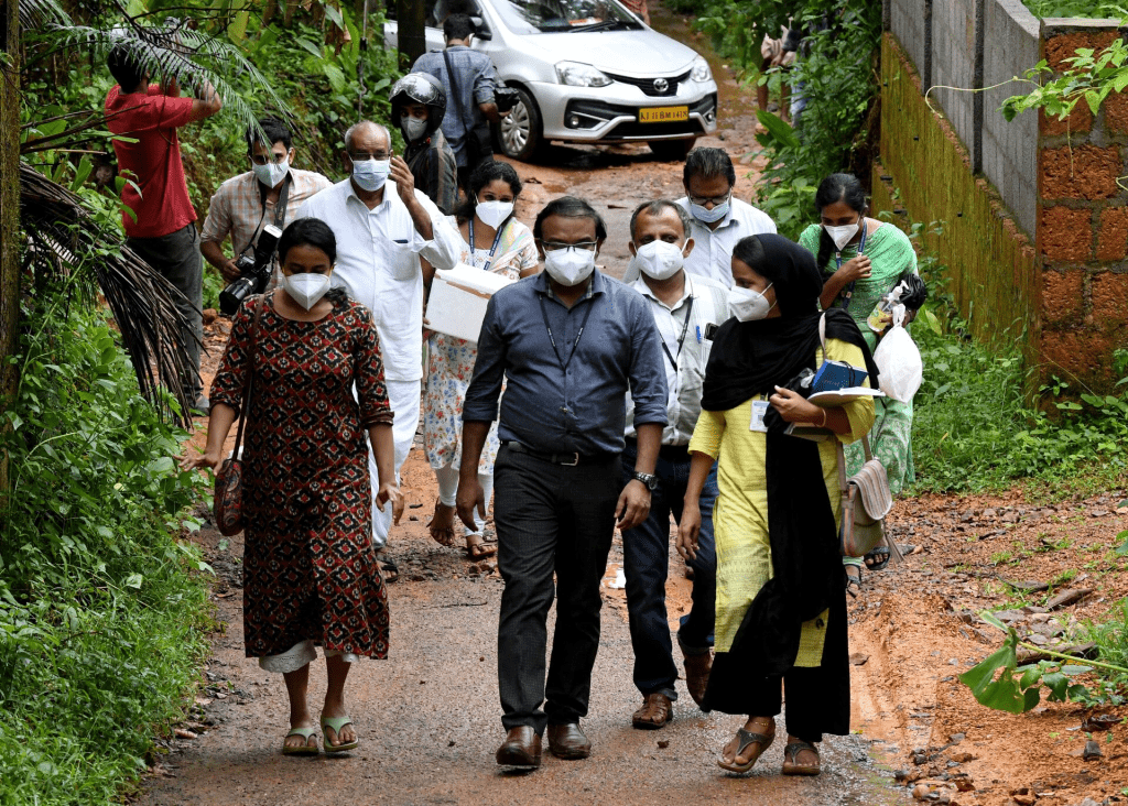 Members of a medical team from Kozhikode Medical College carry areca nut and guava fruit samples to conduct tests for Nipah virus in Maruthonkara village in Kozhikode district, Kerala, India, September 13, 2023. REUTERS/Stringer 