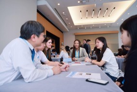 ▲Participants from different countries discuss in groups, under the guidance of mentors, how artificial intelligence can improve people’s lives and address environmental challenges. ▲Participants from different countries discuss in groups, under the guidance of mentors, how artificial intelligence can improve people’s lives and address environmental challenges.