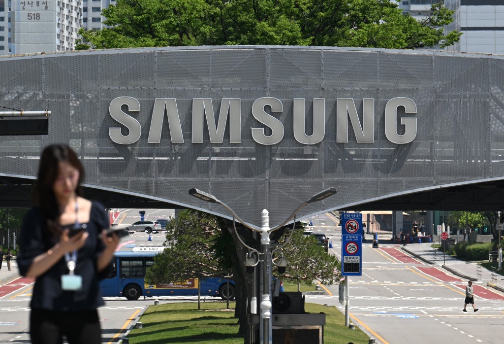 Photo by JUNG YEON-JE / AFP  The logo of Samsung Electronics is seen on a gate at the company's headquarters in Suwon on May 22, 2026.