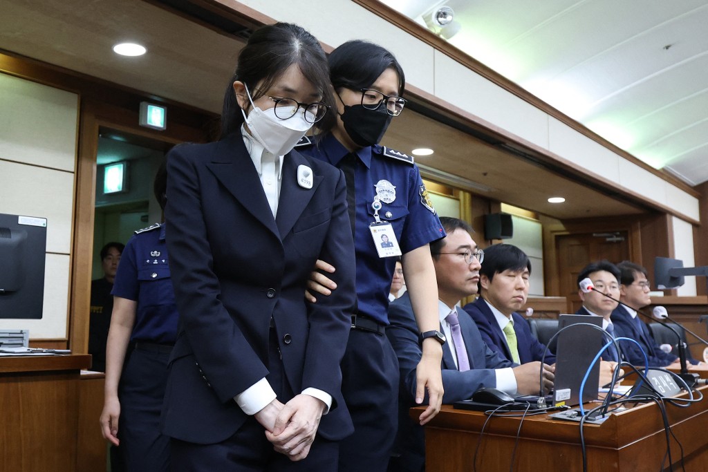 South Korea's former first lady Kim Keon Hee (L) arrives for her first trial hearing on corruption charges at the Seoul Central District Court in Seoul on September 24, 2025. (Photo by Chung Sung-Jun / POOL / AFP)