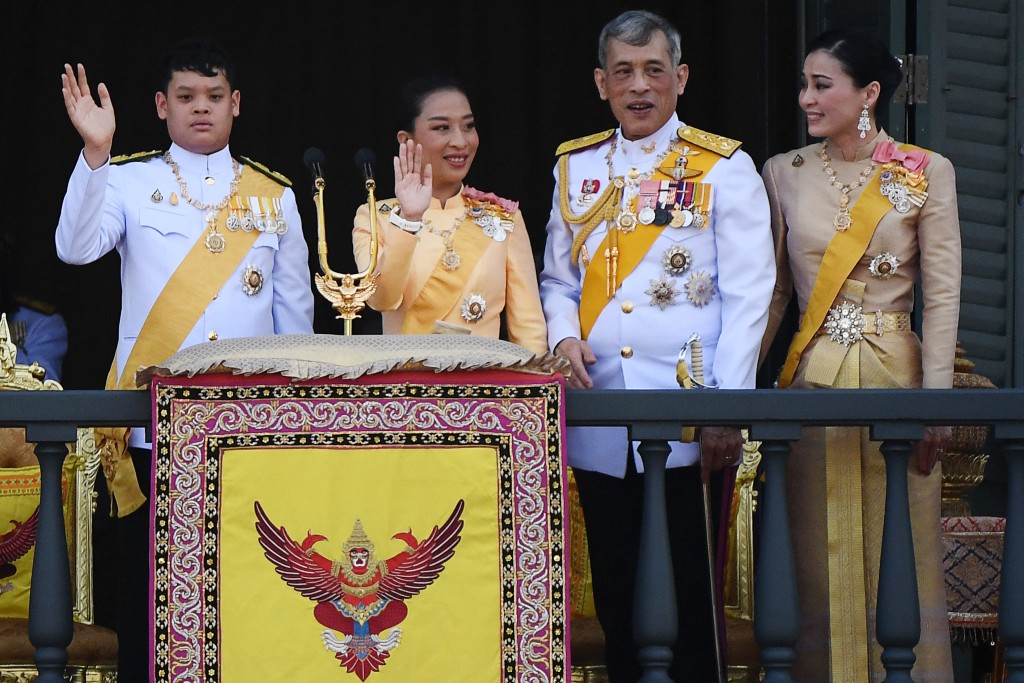  Thailand's King Maha Vajiralongkorn (2nd R) stands with Thailand's Prince Dipangkorn Rasmijoti (L), Princess Bajrakitiyabha Mahidol (2nd L), and Queen Suthida (R) on the balcony of Suddhaisavarya Prasad Hall of the Grand Palace as they grant a public audience on the final day of his royal coronation in Bangkok on May 6, 2019. (Photo by Jewel SAMAD / AFP)