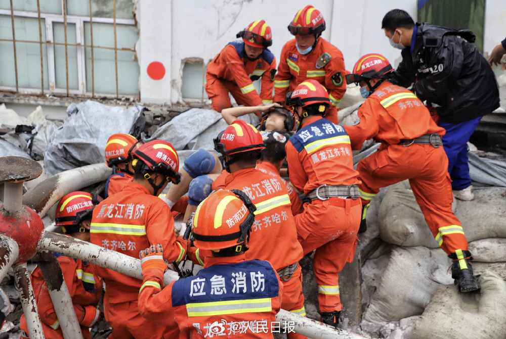 Rescuers pull out a trapped person after the roof of a gymnasium at a school in Qiqihar, Heilongjiang province, collapsed on July 23, 2023. (People's Daily Weibo) Rescuers pull out a trapped person after the roof of a gymnasium at a school in Qiqihar, Heilongjiang province, collapsed on July 23, 2023. (People's Daily Weibo)