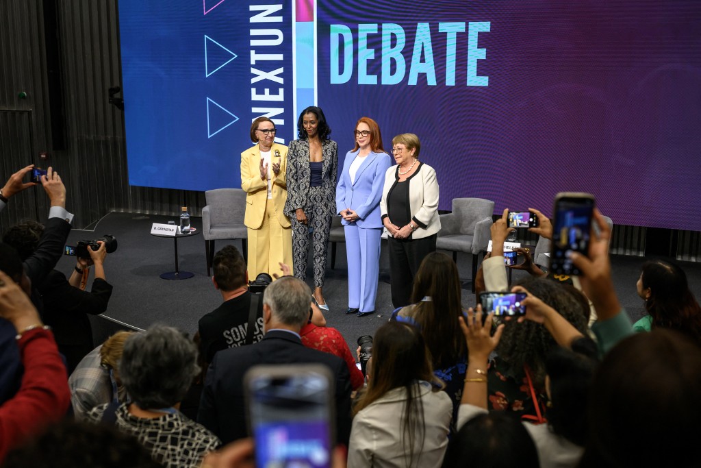 Sudanese-British journalist Zeinab Badawi (2nd L) and Candidates for the selection and appointment of the next United Nations Secretary-General, Costa Rican economist Rebeca Grynspan (L), former Ecuadorian Minister of Foreign Affairs Maria Fernanda Espinosa (2nd R) and former Chilean President Michelle Bachelet pose for photographs after taking part in a debate organized by GWL Voices in Geneva on June 9, 2026. (Photo by Fabrice COFFRINI / AFP)