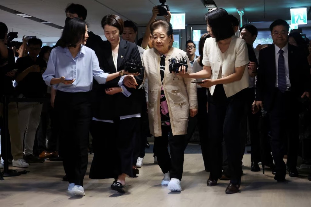  Han Hak-ja, the leader of the Unification Church, arrives at the special prosecutors' office for questioning over allegations, which she has denied, that she instructed the church to bribe the wife of ousted President Yoon Suk Yeol and a politician close to Yoon, in Seoul, South Korea, September 17, 2025. REUTERS/Kim Hong-Ji 