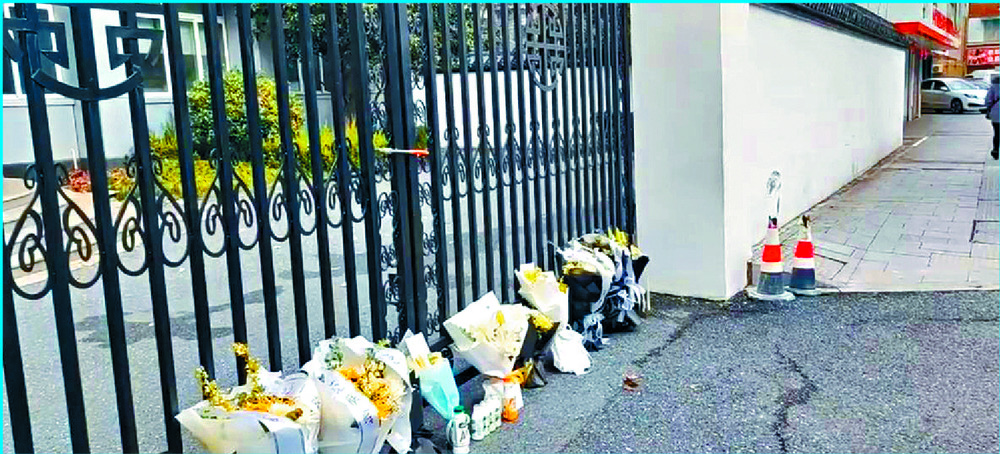 Flowers are laid in memory of Zong Qinghou. Flowers are laid in memory of Zong Qinghou.