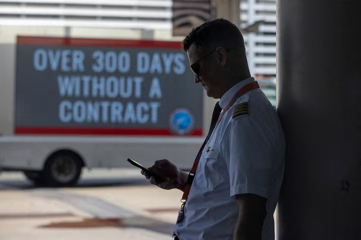 Pilots hold informational picket at Toronto Pearson International Airport. (Reuters) Pilots hold informational picket at Toronto Pearson International Airport. (Reuters)