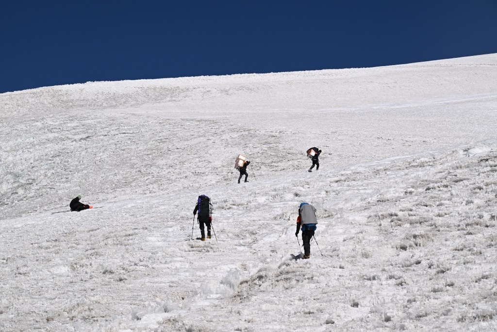 Photo by PRAKASH MATHEMA / AFP  This picture shows members of the expedition "Pamir-Ice-Memory" climbing up Pamir Glacier, in Kon Chukurbashi, eastern Tajikistan on September 25, 2025.