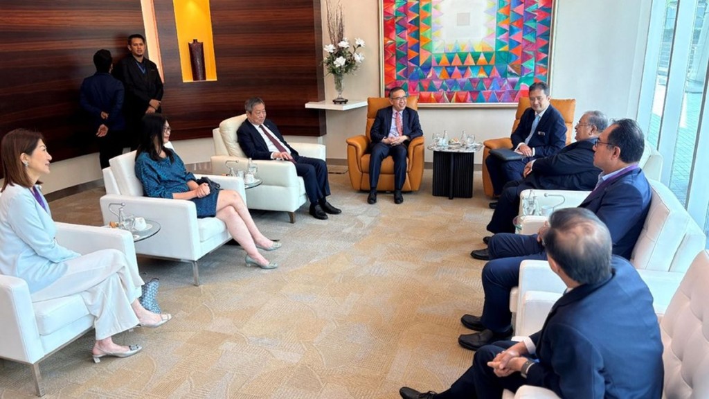 Christopher Hui, fourth left, meets with Johan Mahmood Merican and Dato’ Faiz, fourth and third right. ISD Christopher Hui, fourth left, meets with Johan Mahmood Merican and Dato’ Faiz, fourth and third right. ISD