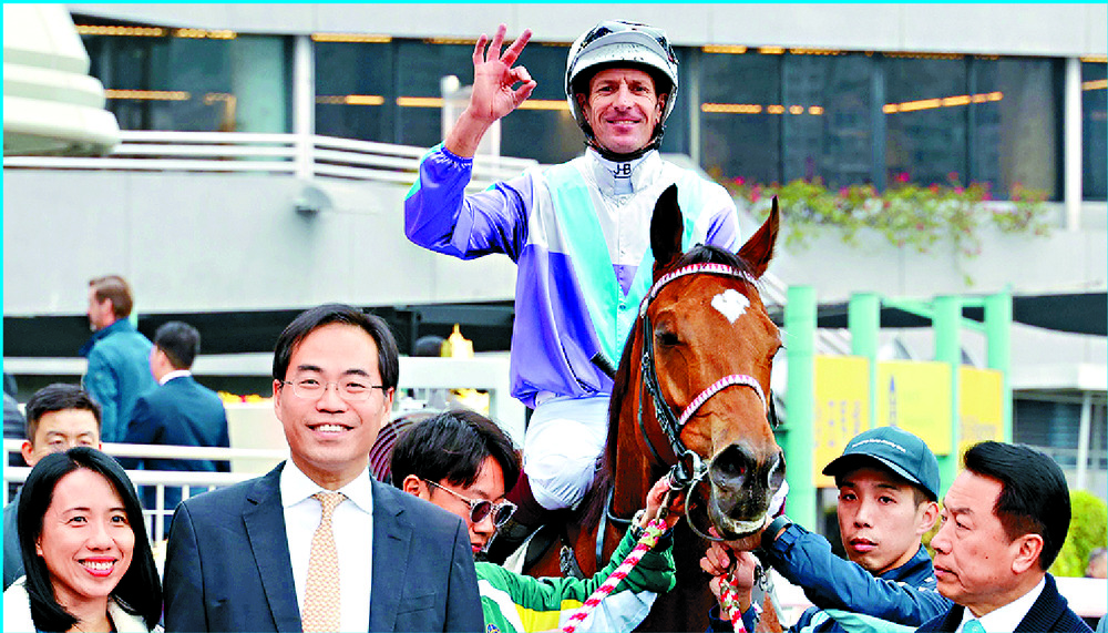 Hugh Bowman celebrates victory atop Solid Win over 1,400 meters.
SING TAO Hugh Bowman celebrates victory atop Solid Win over 1,400 meters.
SING TAO