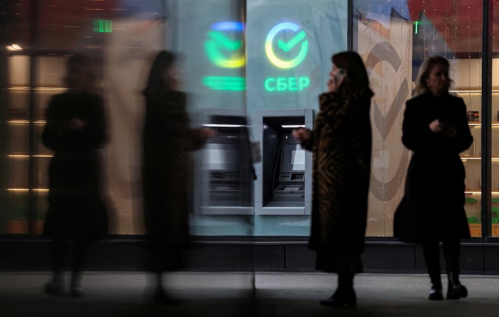  Women walk outside a branch of Russia's largest bank Sberbank in Moscow, Russia, December 5, 2025. REUTERS/Ramil Sitdikov/File Photo