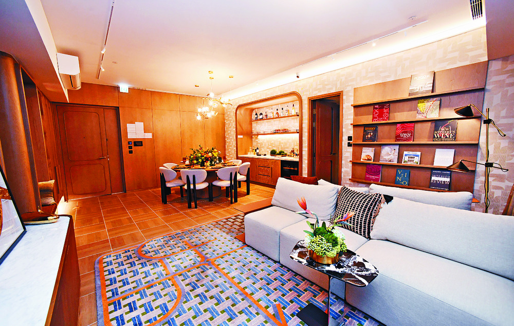 COMFORT AND CLASS: Clever design turns the large living room into a multi-functional space.
