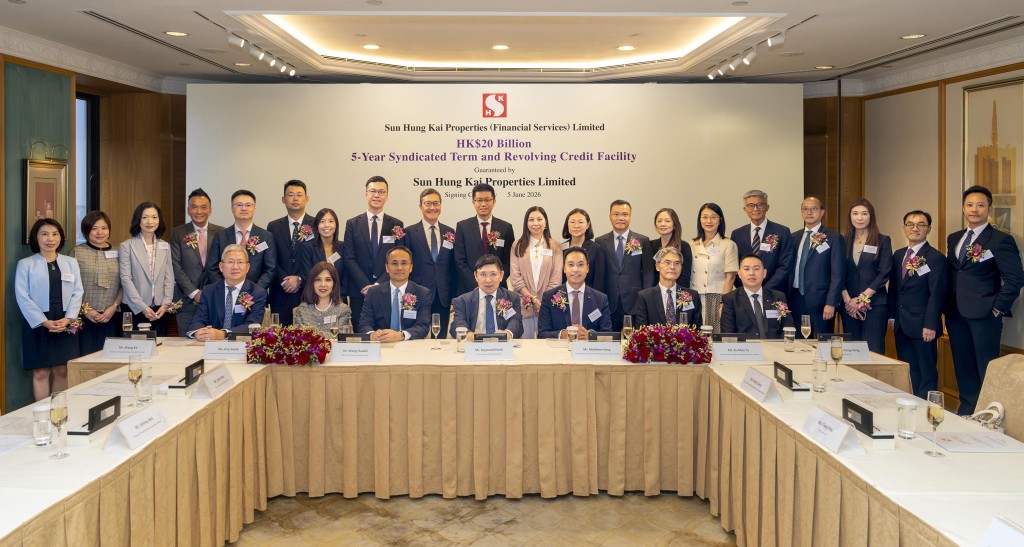 Raymond Kwok (center, front row) and bank representatives at the HK$20 billion five-year syndicated term and revolving credit facility signing ceremony. SHKP