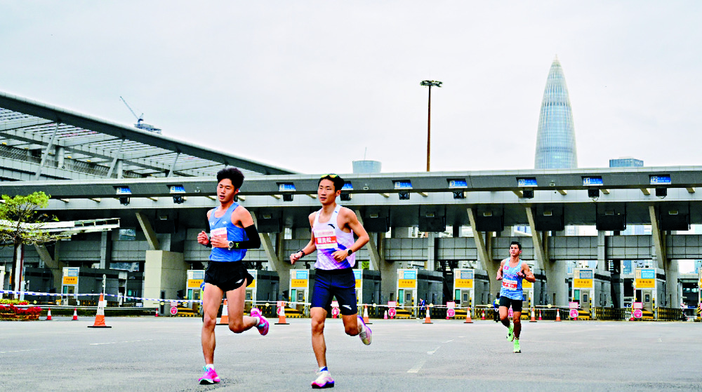 A total of 38 runners completed the course – 21 kilometers each in Hong Kong and Shenzhen – within the expected time frame. SING TAO A total of 38 runners completed the course – 21 kilometers each in Hong Kong and Shenzhen – within the expected time frame. SING TAO