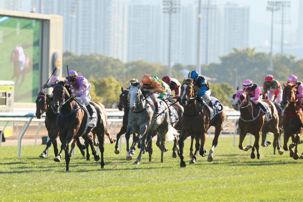 Little Paradise surges to a Class 2 win at Sha Tin on Saturday. Sing Tao