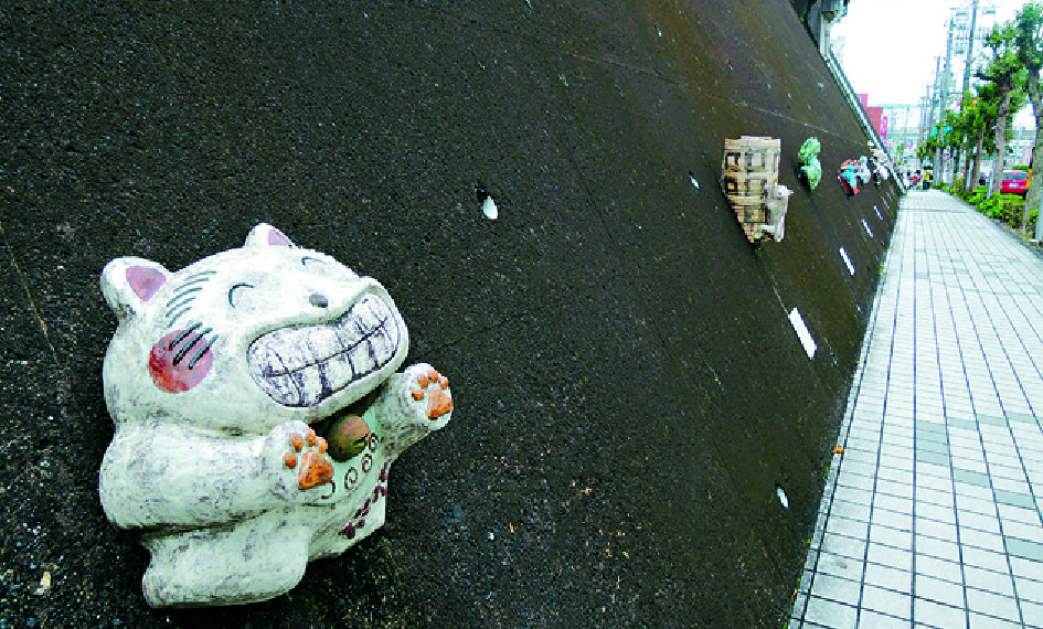Clockwise from far left: Tokonyan; a view of the attraction from across a bridge; a pottery studio; Toei Kiln; the ceramic pipe walls of Dokanzaka; and a smiling cat figurine along Lucky Cat Street.