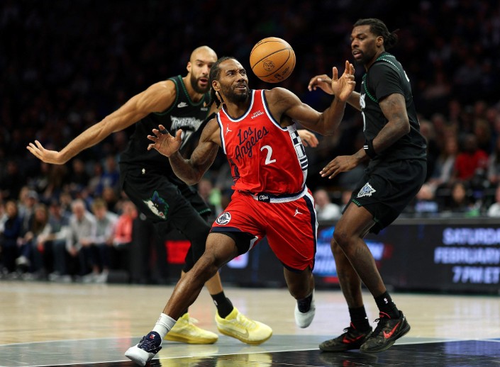 Kawhi Leonard matched the second-best road scoring effort of his career. REUTERS