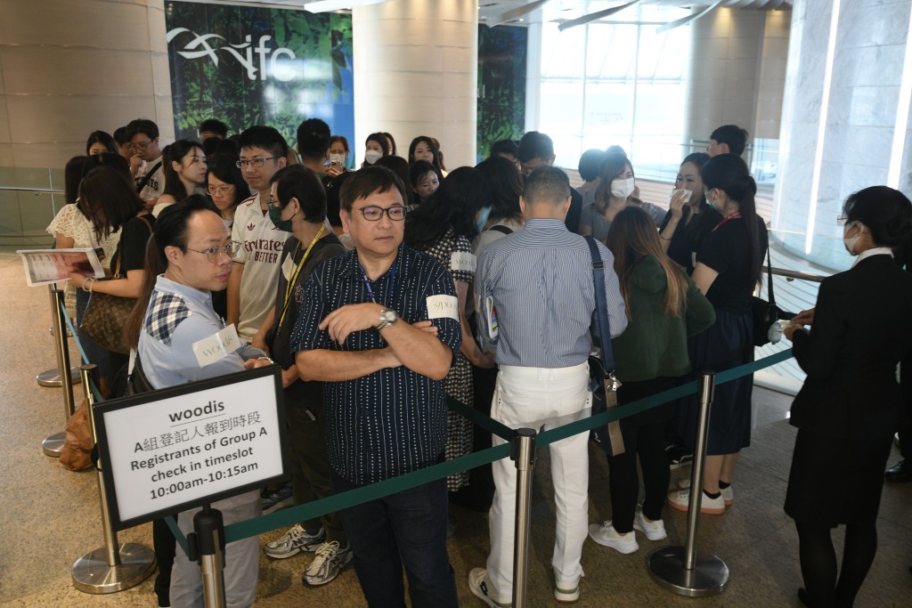 The sales office for woodis project saw many potential buyers waiting in line. SING TAO