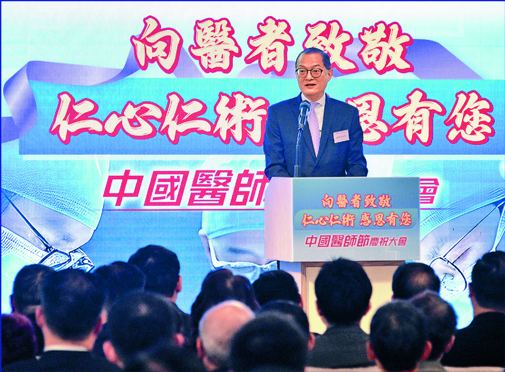 There are only 2.6 doctors for every 1,000 Hongkongers, says Lo Chung-mau. SING TAO There are only 2.6 doctors for every 1,000 Hongkongers, says Lo Chung-mau. SING TAO