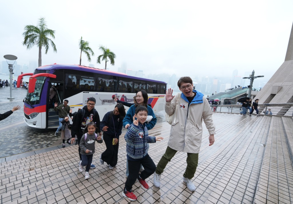 Students and their families from Tai Po Baptist Public School and Tsuen Wan Government Primary School embark on the designated HK Phil buses to attend HK Phil concert. (Photo courtesy of HK Phil)