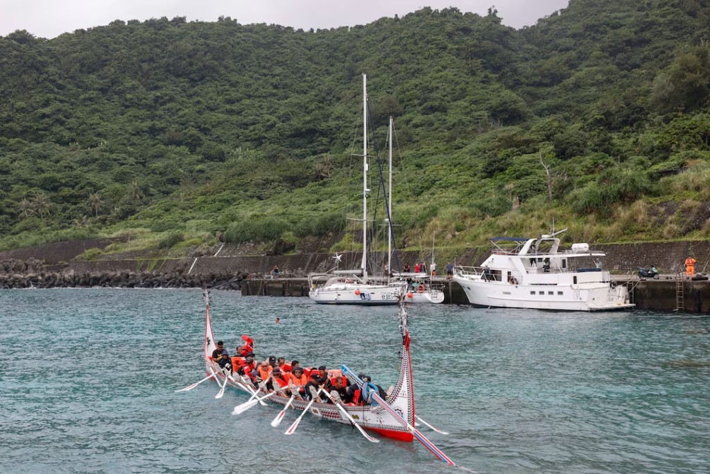  Tao indigenous rowers paddle a traditional wooden canoe named Ovayan, or "Golden Friendship," to the Philippines' Batanes Islands, on Orchid Island, Taiwan, June 15, 2026. REUTERS/Ann Wang