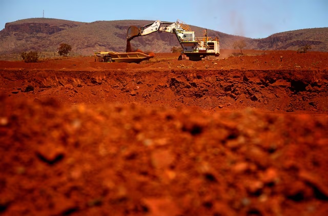 A giant excavator loads a mining truck at the Fortescue Solomon iron ore mine located in the Sheila Valley, around 400 km south of Port Hedland, in the Pilbara region of Western Australia December 2, 2013. REUTERS/David Gray/File Photo 
