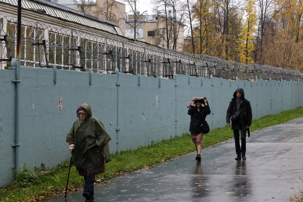 People walk past Moscow's high-security Lefortovo prison, used to jail those being investigated by the FSB security services, on October 14, 2026. (AFP)