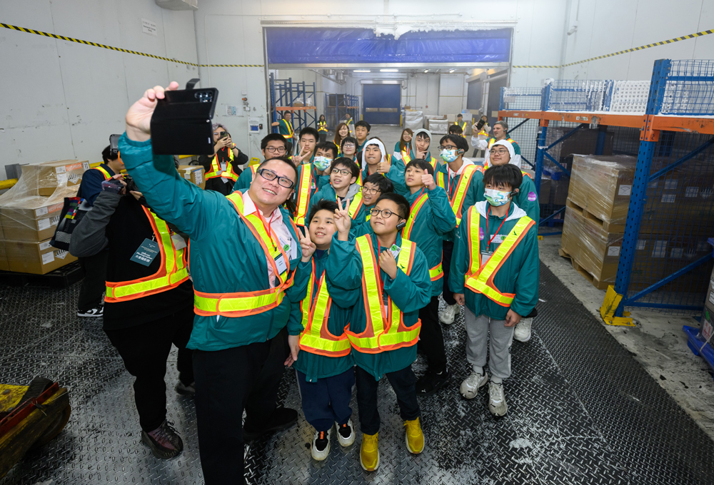 As part of the Aviation Explorer Days, participants had the opportunity to visit Cathay City and other airport areas, learning about the work settings of the various job roles within the aviation industry.