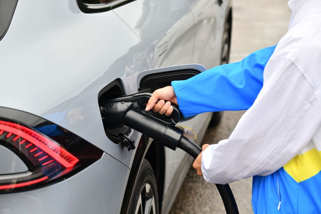 New energy vehicles using charging services.