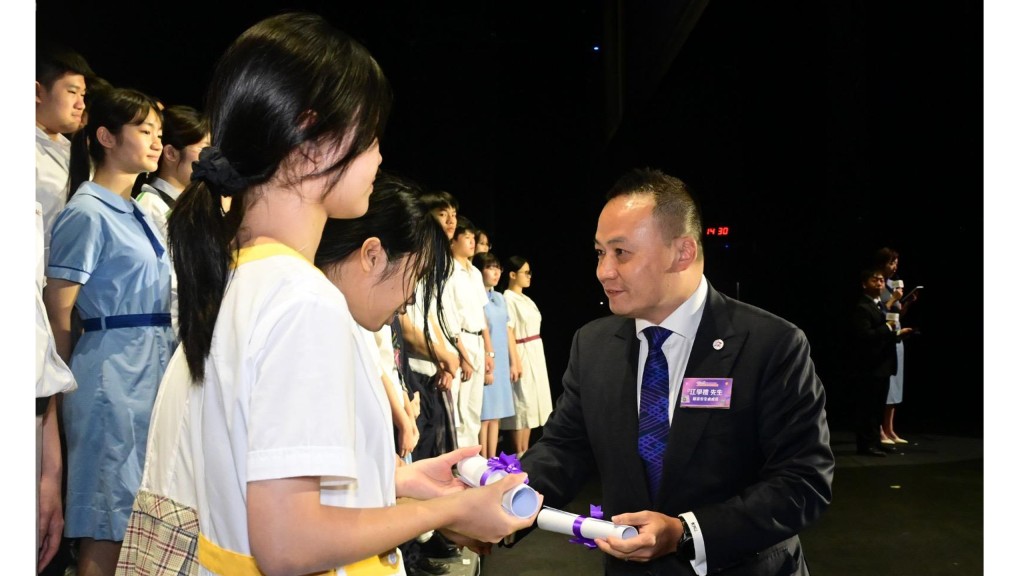 Kong Hok-lai, Director of the National Security Department of the Hong Kong Police Force, presented awards to winning students. Kong Hok-lai, Director of the National Security Department of the Hong Kong Police Force, presented awards to winning students.