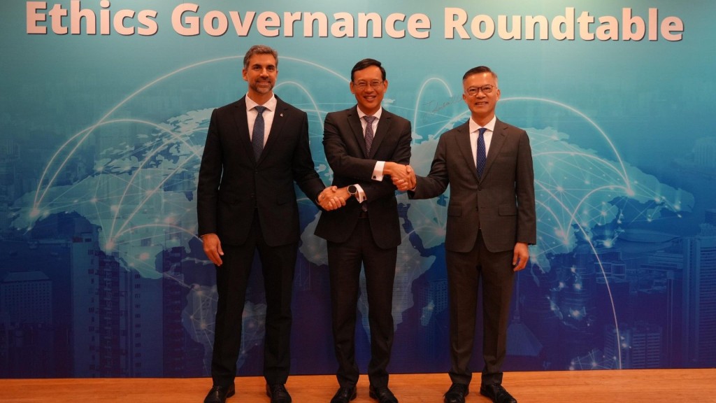 Chan Joon-sun (centre), Eugênio Ricas (left) & Yau Shu-chun