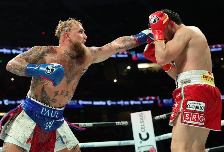  Jake Paul throws a punch against Julio Cesar Chavez Jr. (AFP)